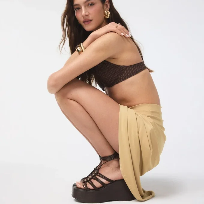 Sandalia de cuña con tiras de madera, Cuña