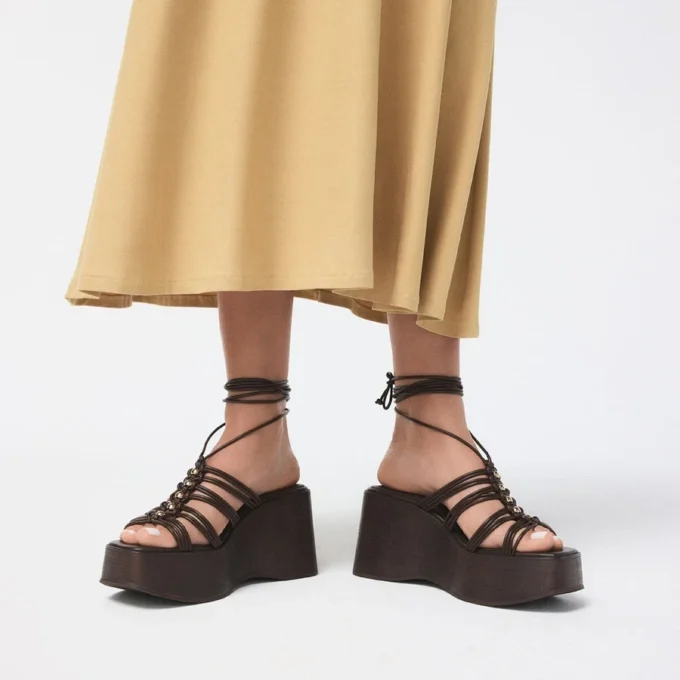 Sandalia de cuña con tiras de madera, Cuña